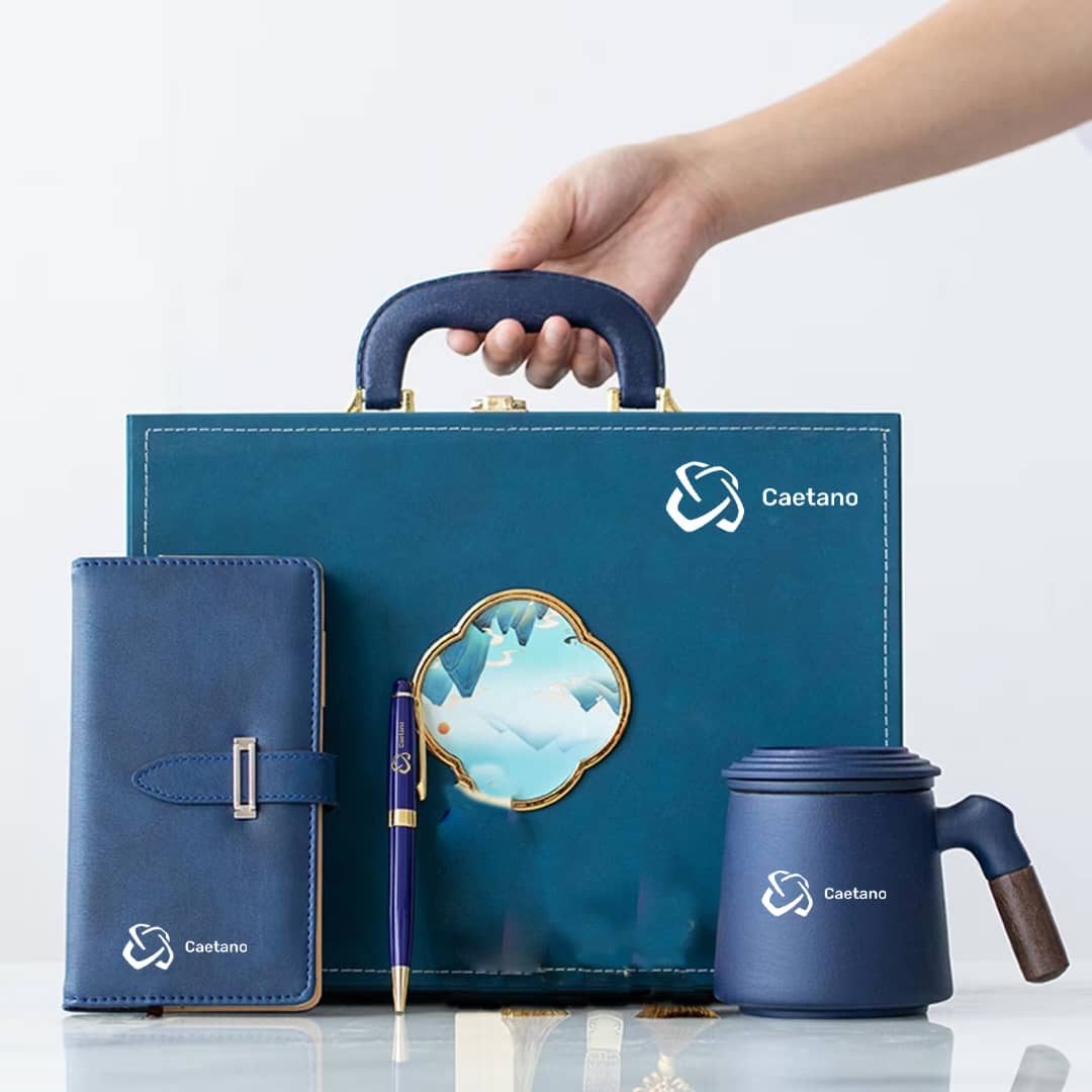Coffret cadeau cuir bleu personnalisé Caetano : portefeuille, stylo et mug