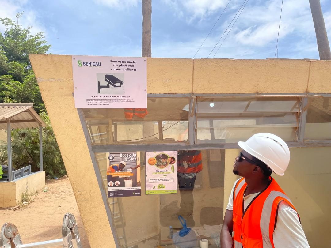 Technicien installant des supports d'affichage sur site